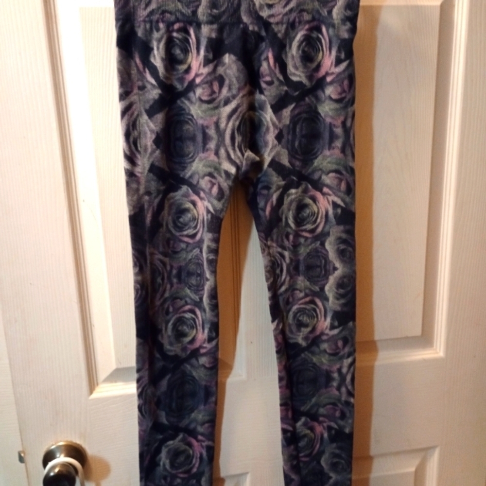 No Boundaries Blue Floral Pattern Leggings Size Medium